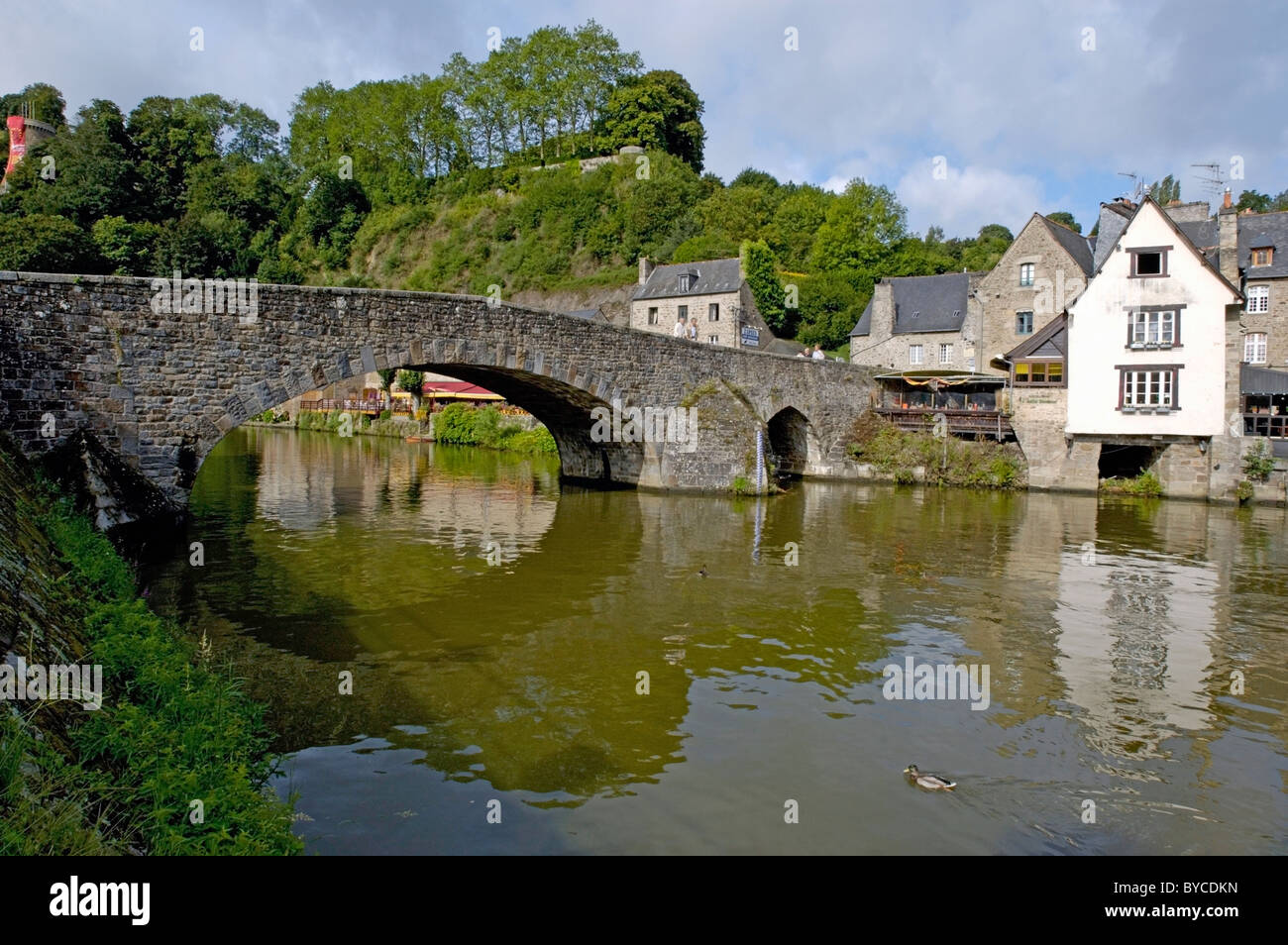 Historische gotische Brücke, die Überquerung des Flusses Rance, Dinan, Bretagne, Frankreich. Stockfoto