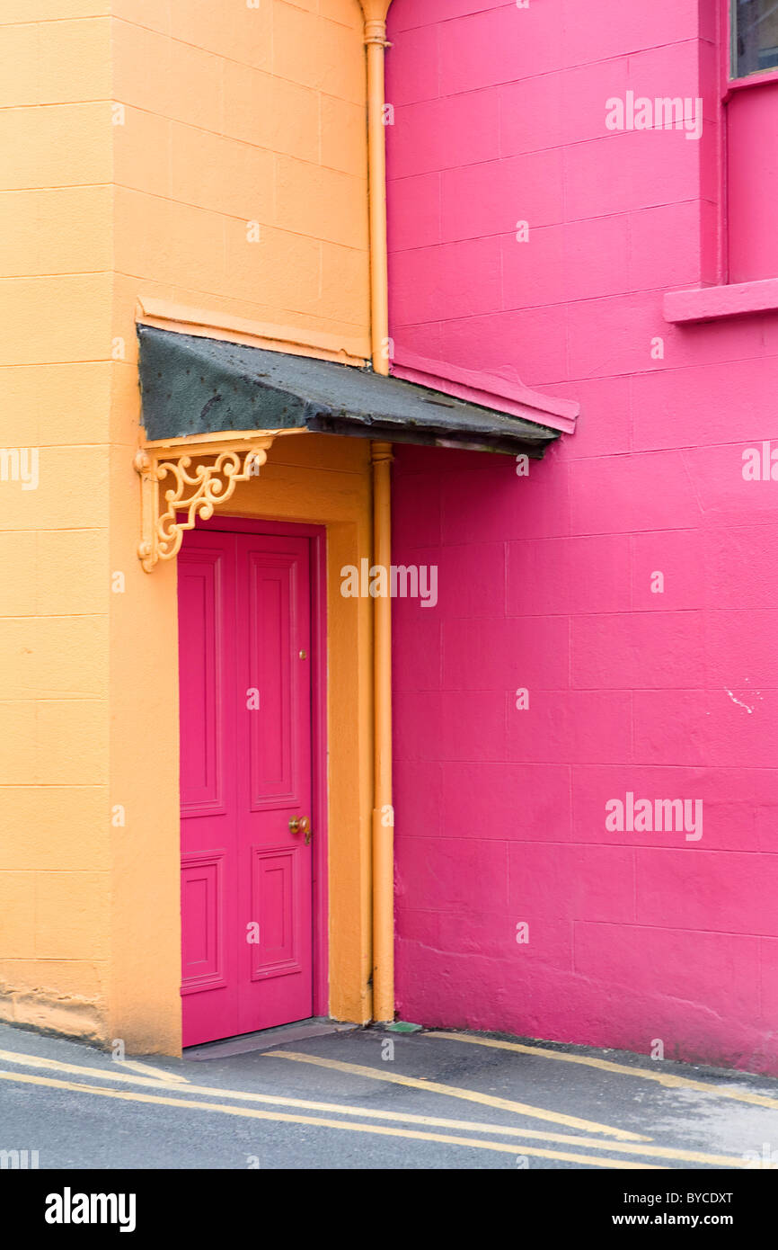 Rosa und gelbe Tür Stockfoto