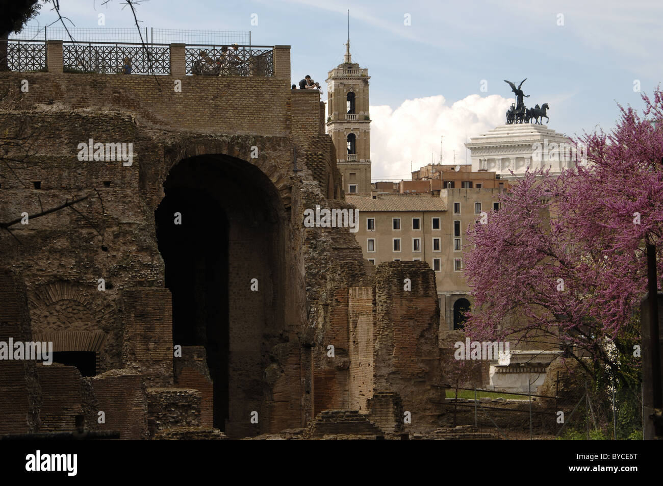 Die Ruinen einiger Gebäude auf dem Palatin. Rom. Italien. Stockfoto