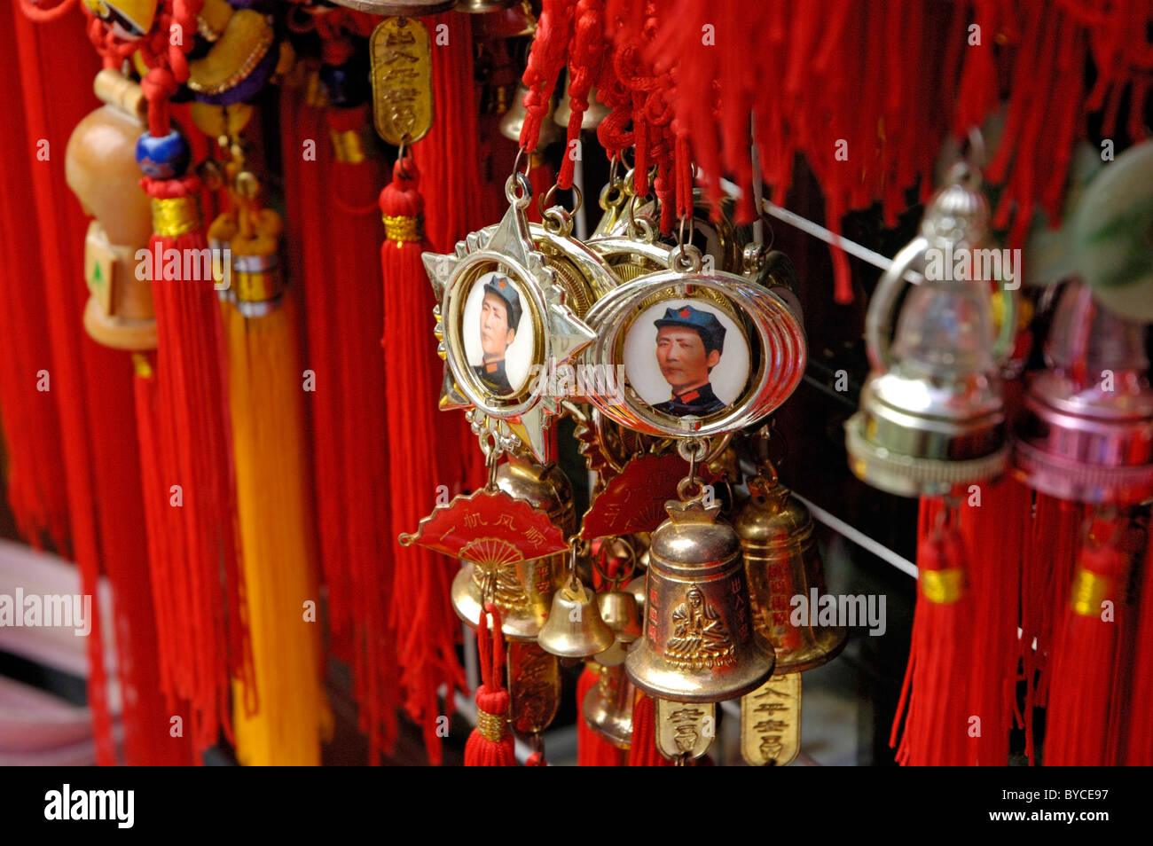 Souvenirs-Chia - Mao Zedong / Mao Tse-tung Medaillen hängen in ein Souvenir stall außerhalb Behai Park, Peking, China. Stockfoto