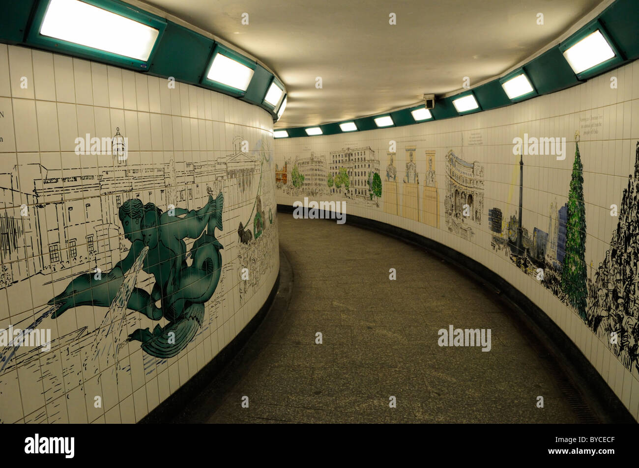 Kunstwerk in Charing Cross Trafalgar Square U-Bahn, London, England, UK Stockfoto