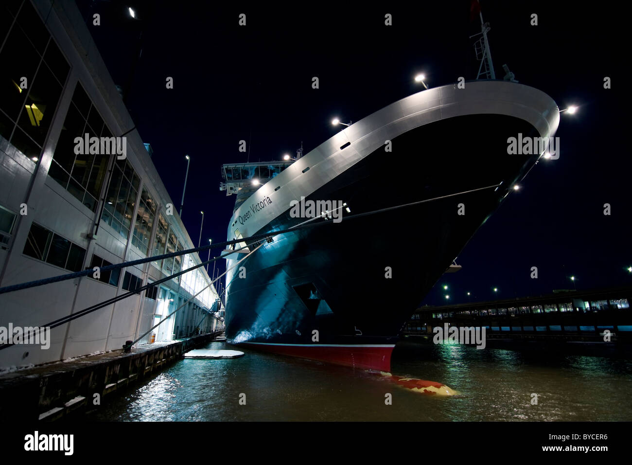 MS Queen Victoria Ozeandampfer festgemacht am Pier 88 in New York City am 13. Januar 2011 Stockfoto