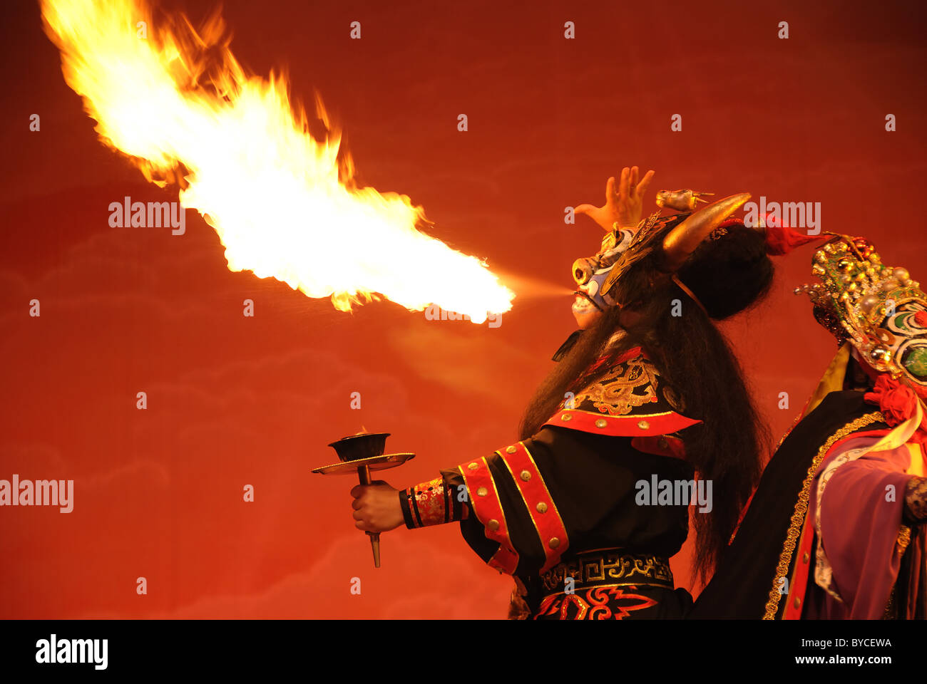 Sichuan Oper spucken Feuer Stockfoto