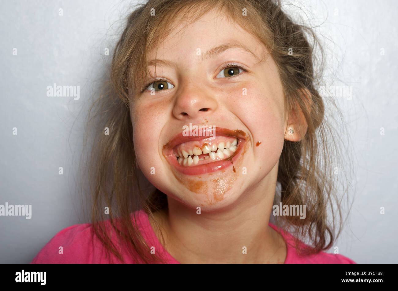 Junges Mädchen mit Schokolade bedeckte Gesicht Stockfoto