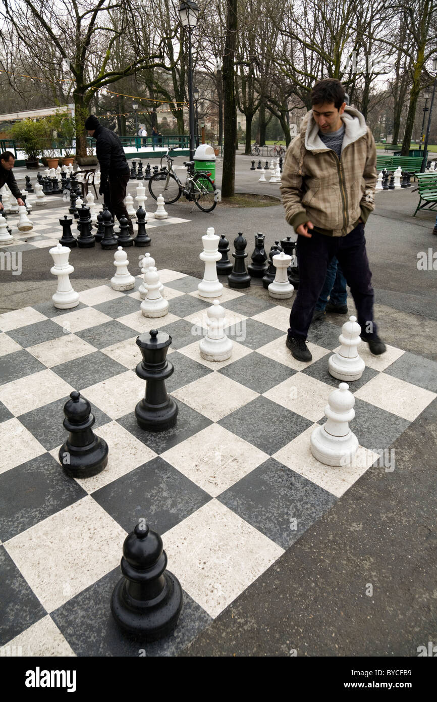 Player wiegt Taktik Spielen übergroße / große / riesige / big Schach in  einem öffentlichen Park in Genf / Genève, Schweiz Stockfotografie - Alamy