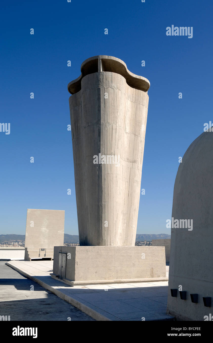 Konkrete Lüftungsschacht auf der Dachterrasse des Cité Radieuse oder Unité d ' Habitation von Le Corbusier, Marseille, Frankreich Stockfoto