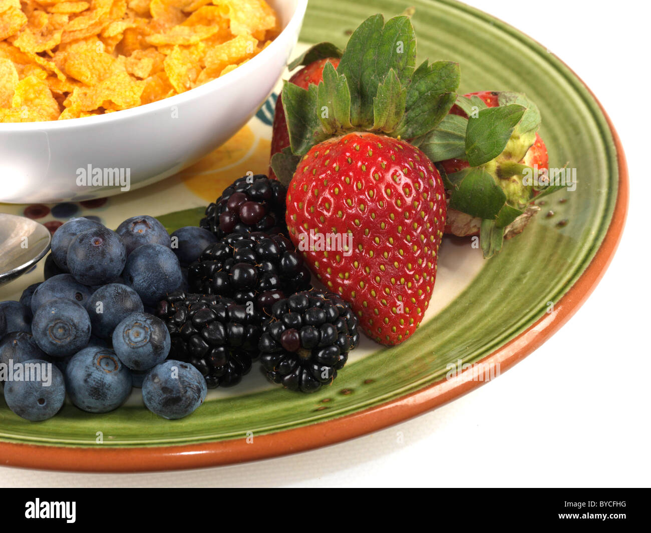 Schale Frühstück Müsli mit gesunden Reife frische Beeren und kein Volk gegen einen weißen Hintergrund Stockfoto