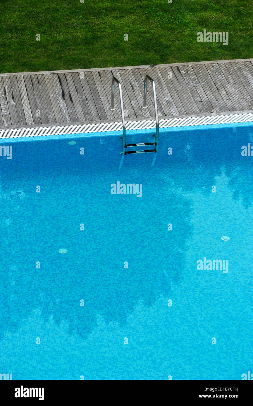 Luftaufnahme der Außenpool mit Holzdeck und Rasen Stockfoto