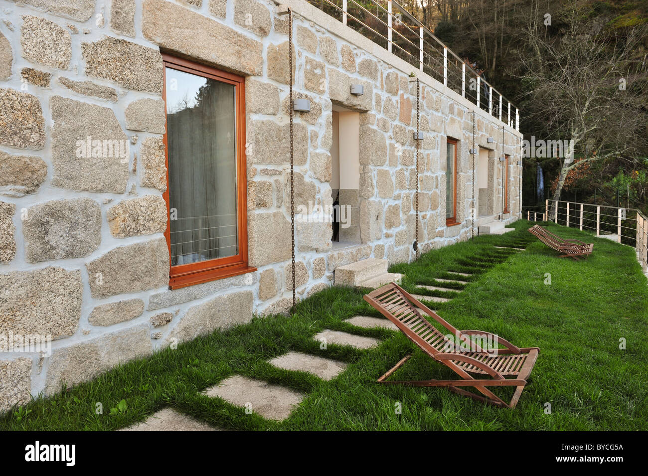 Hölzerne Liegestühle auf Rasen vor dem Casas da Lapa Hotel Lapa Dos Dinheiros, Portugal Stockfoto