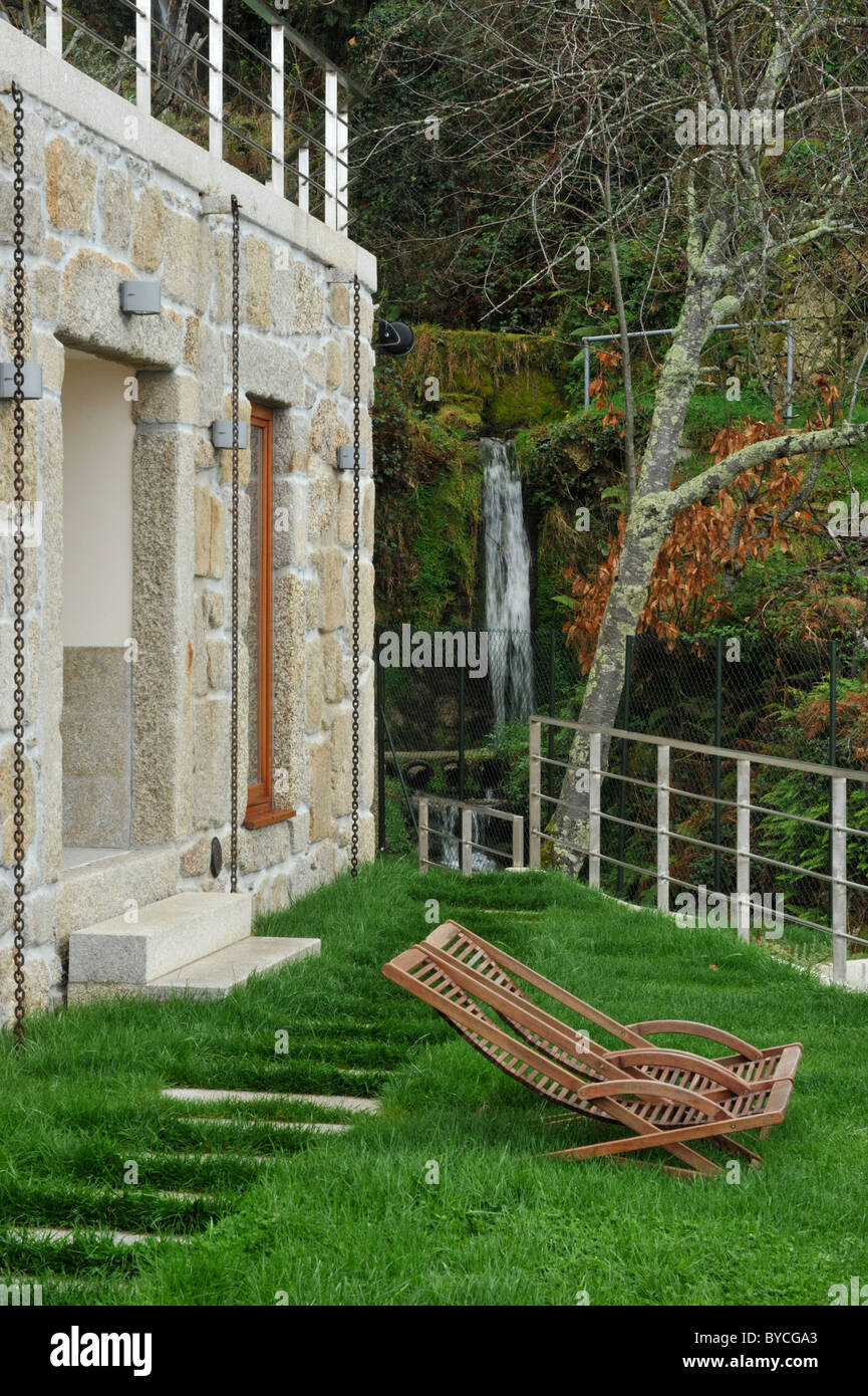 Hölzerne Liegestühle auf Rasen vor dem Casas da Lapa Hotel Lapa Dos Dinheiros, Portugal Stockfoto