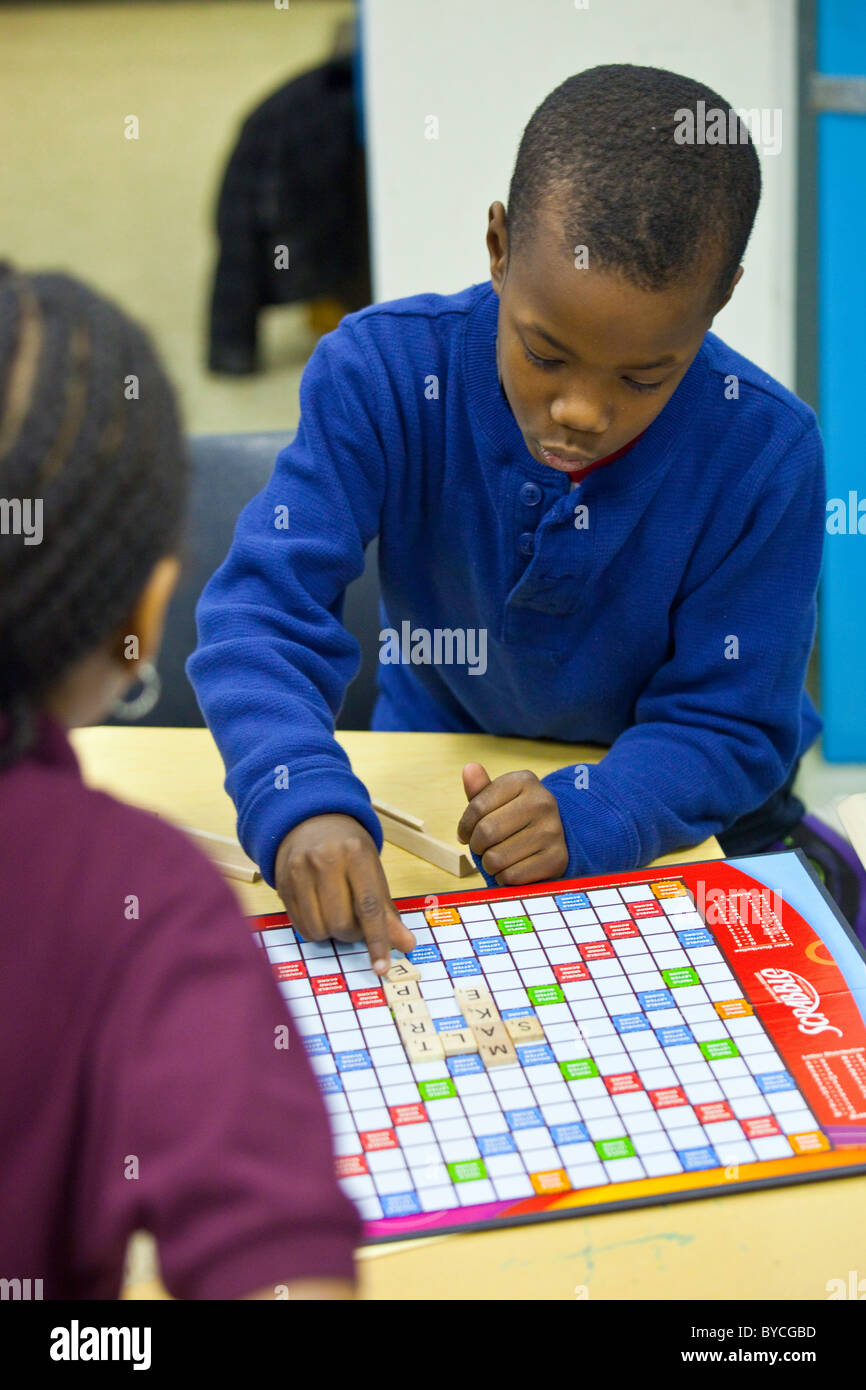 Spielen Scrabble in einem Klassenzimmer in Washington, D.C. Stockfoto