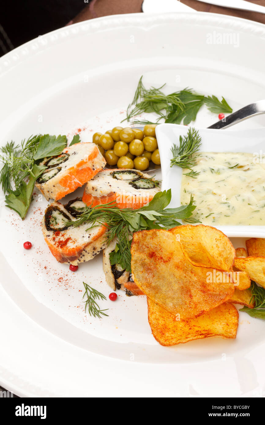 Fisch-Brötchen mit Soße und Pommes frites Stockfoto