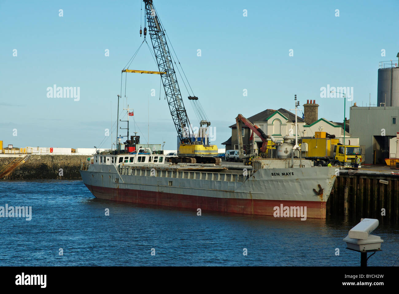 Küsten Freightor Ben Maye entladen Zement im Hafen von Ramsey Stockfoto