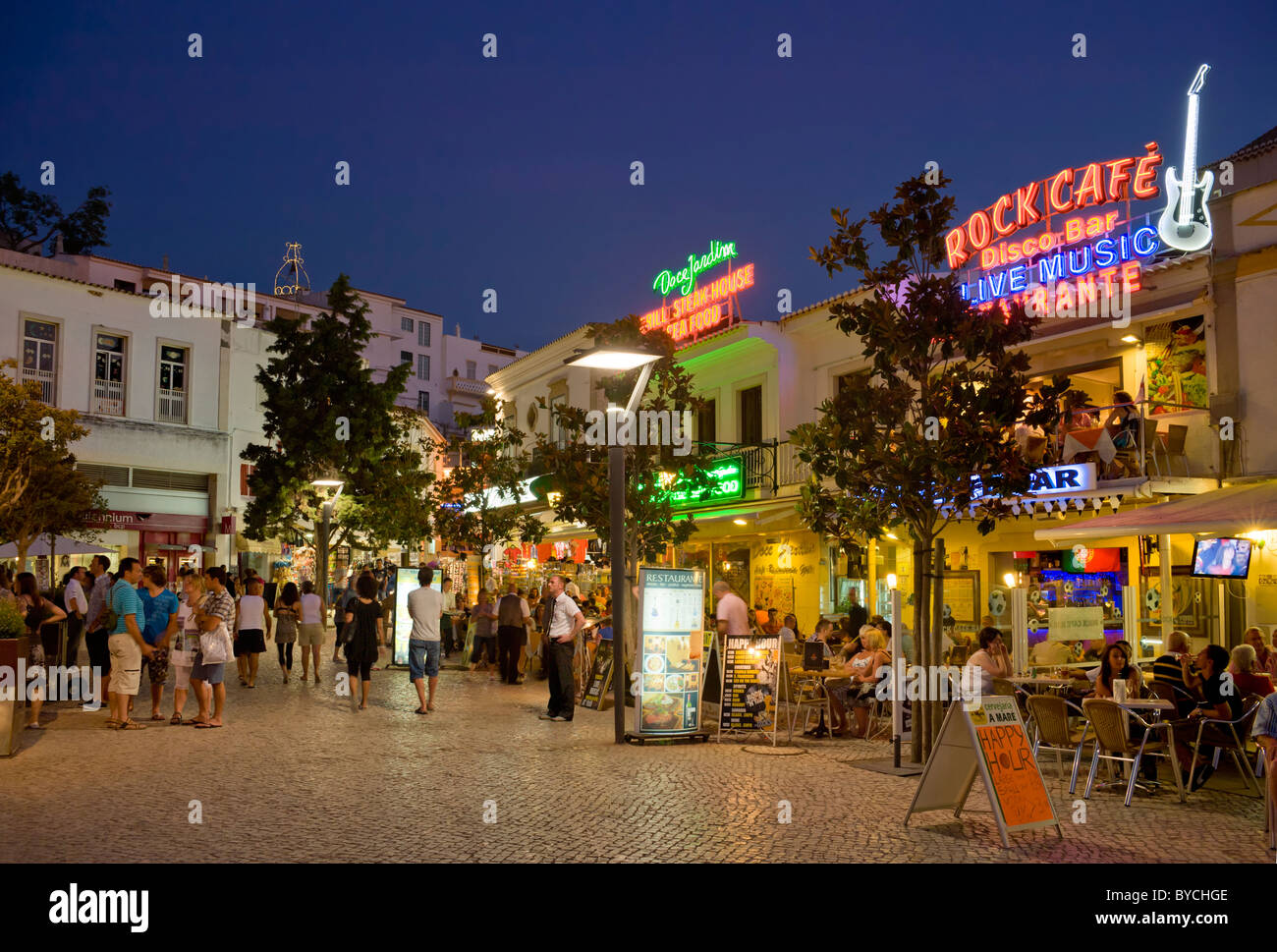 Albufeira, Portugal Hauptplatz bei Nacht Stockfoto
