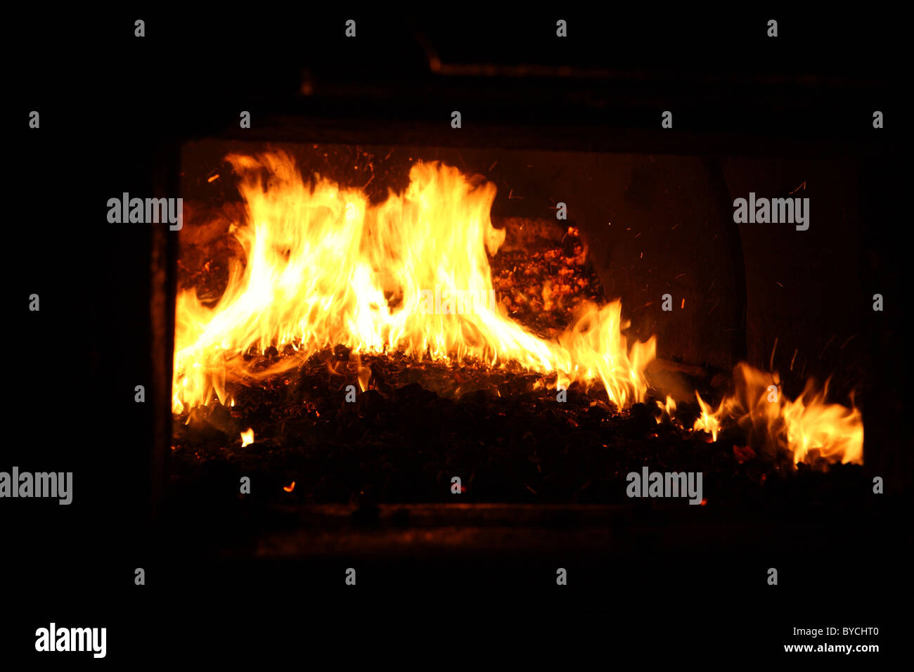 Hitze und Flammen im Kamin Feuer eines Kessels Stockfoto