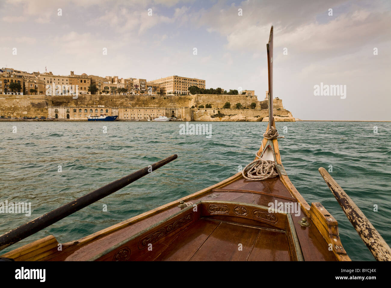 Überschrift aus der Grand Harbour, Valletta, Malta. Die Lower Barracca Gärten auf der Landzunge. Stockfoto