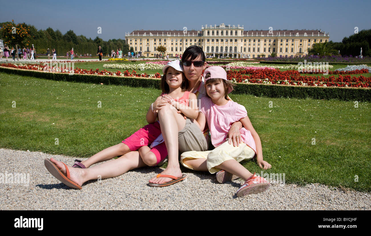 Kinder und Mutter im Park von Schloss Schönbrunn - Vienna Stockfoto