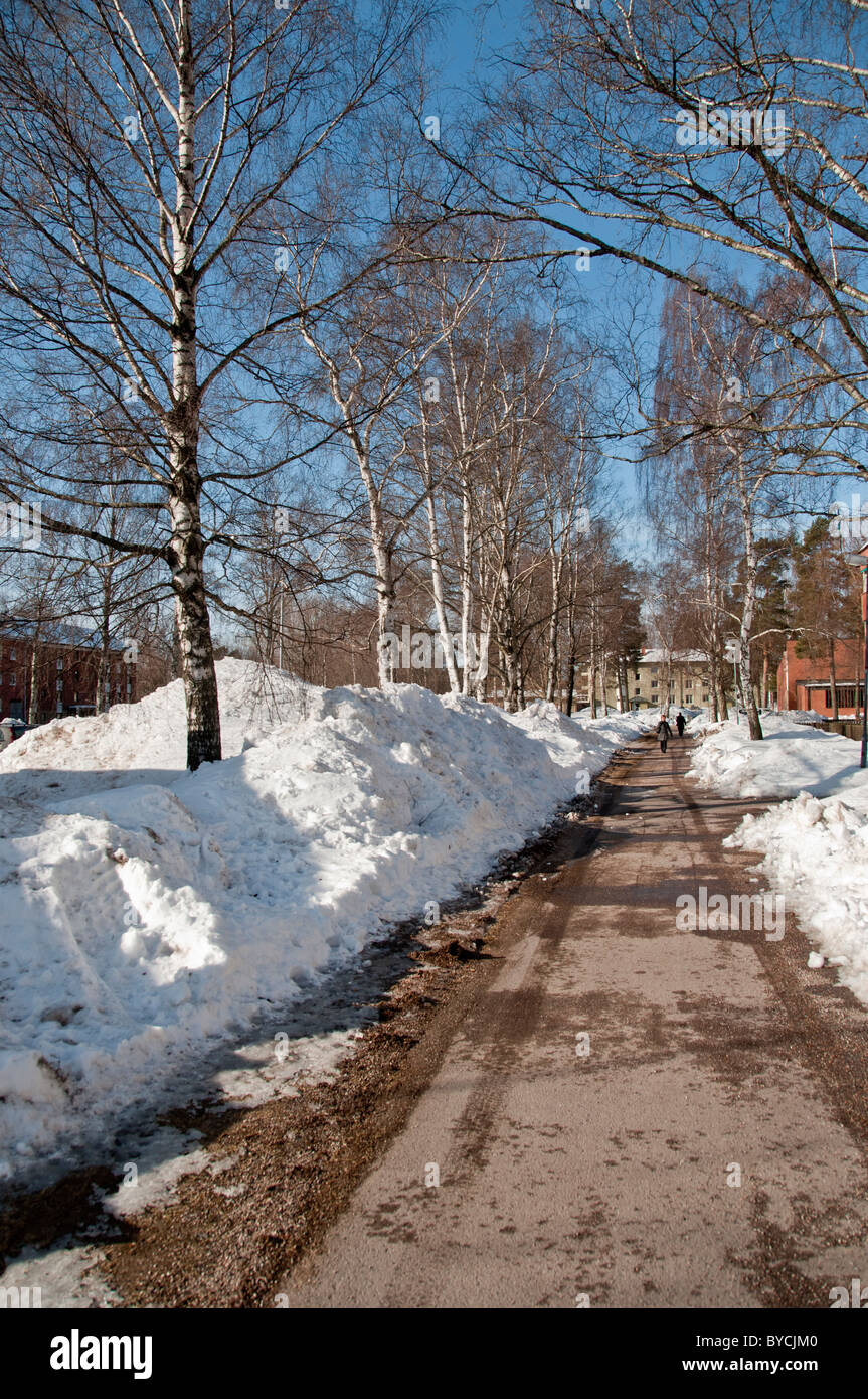 Frühlingssonne im Mitte März in Sandviken in Nord-Schweden Stockfoto