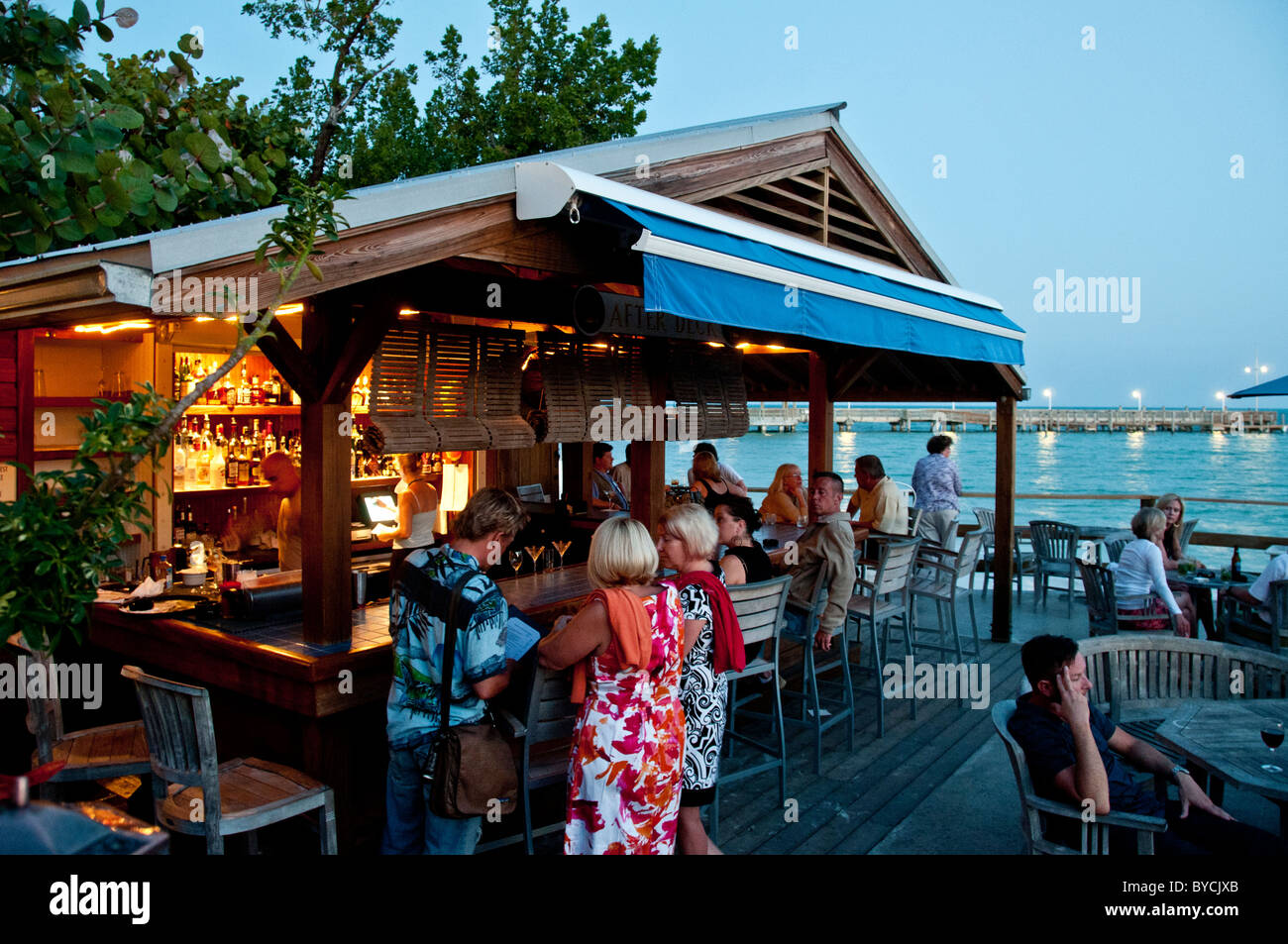 Outdoor-Foto von Louie Hinterhof Restaurant in Key West Florida in der Abenddämmerung Stockfoto