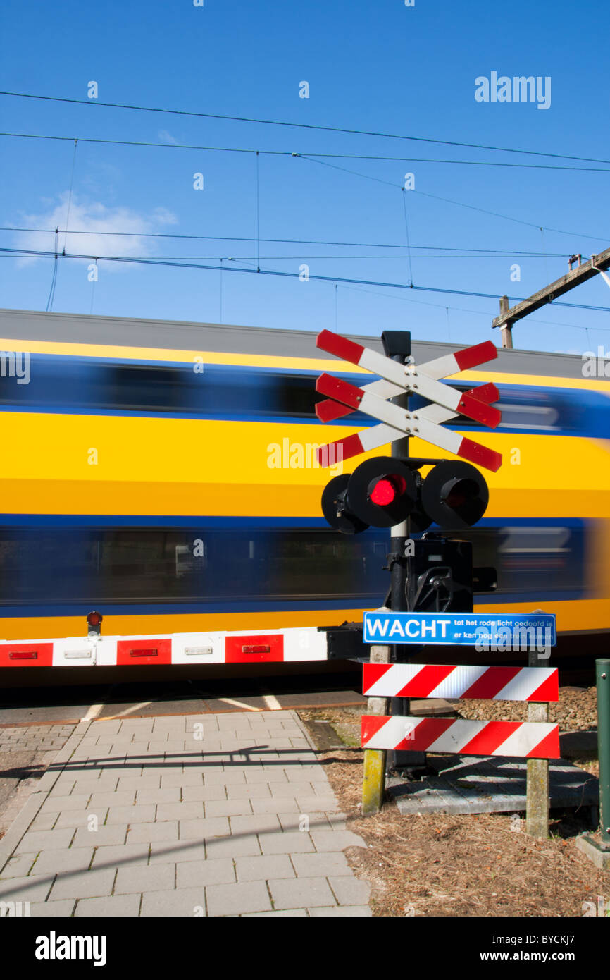 High-Speed-Bahn vorbei an einem Bahnübergang Stockfoto