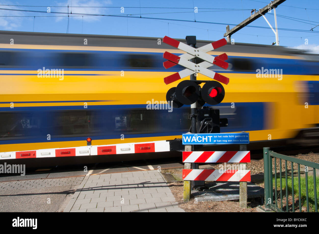 High-Speed-Bahn vorbei an einem Bahnübergang Stockfoto