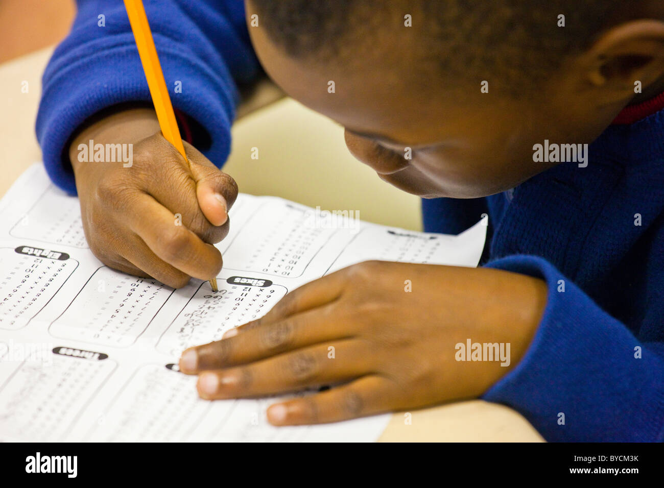 African American Boy schreiben in einem Klassenzimmer in Washington, D.C. Stockfoto