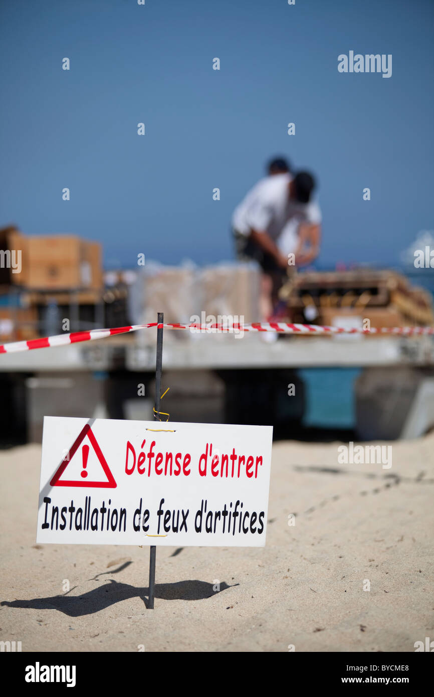 Arbeitnehmer, die Installation von Feuerwerk Bomben auf einem schwimmenden Floß am Strand anlässlich der 14. Juli St Tropez, Frankreich Stockfoto