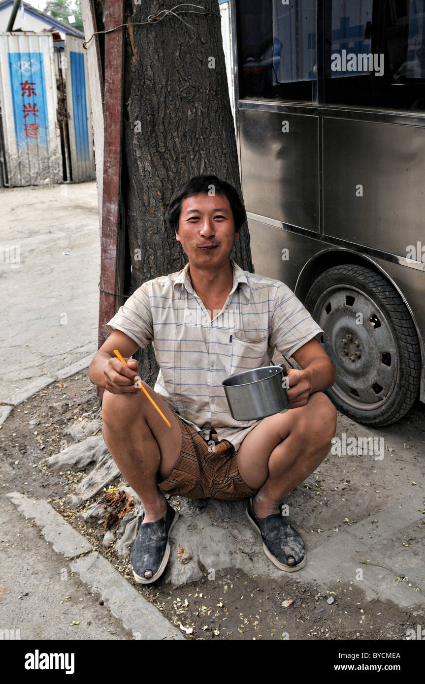 Chinesische Arbeiter, Essen mit Stäbchen in Gouwang Hutong Stockfoto