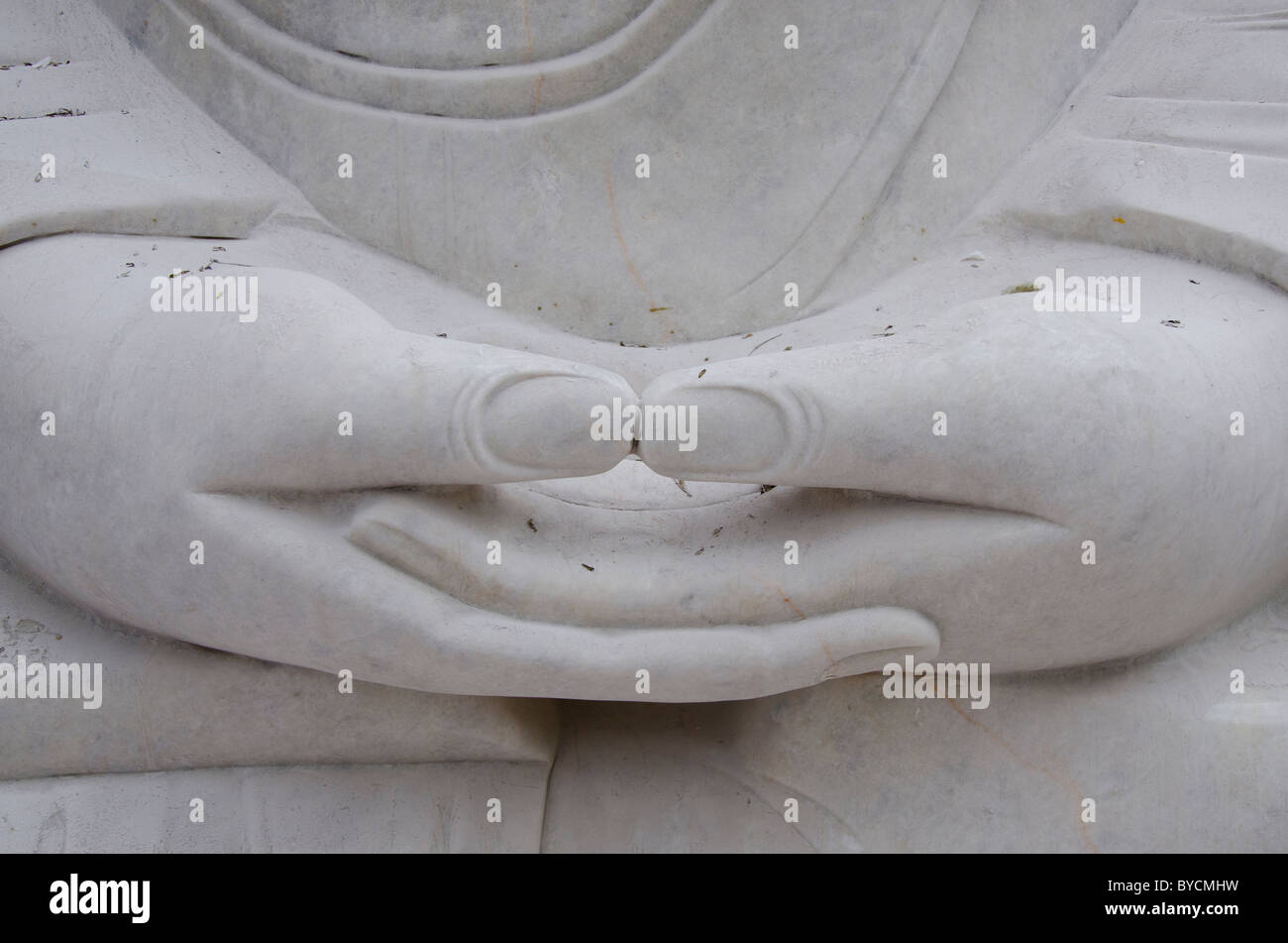 Myanmar (aka Burma), Mandalay. Carver Nachbarschaft aus Stein, Marmor Buddha-Statue, Detail von hand. Stockfoto