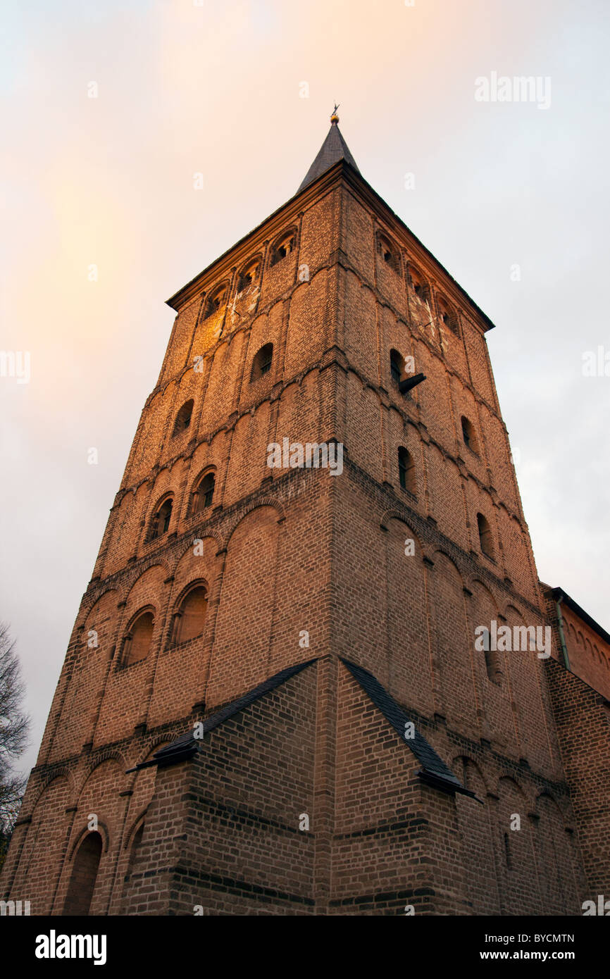 Kirchturm fangen die letzten Sonnenstrahlen des Tages Stockfoto
