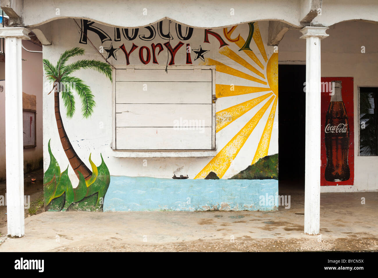 Farbenfrohe Gemälde am Kiosk mit Koks Schild in panama Stockfoto