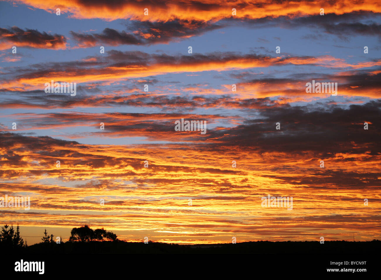 Wolkengebilde und Sonnenuntergang Stockfoto