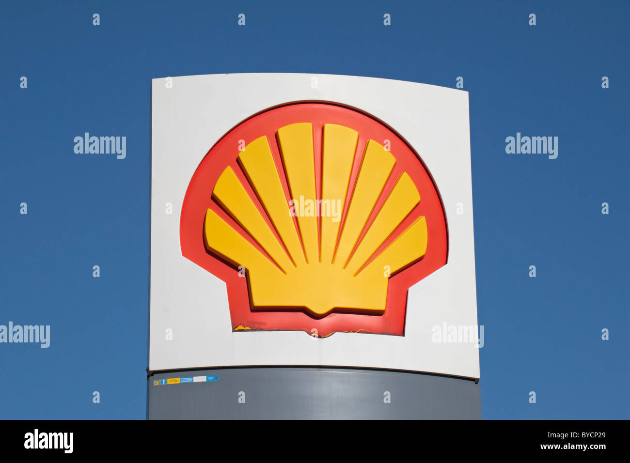Die Royal Dutch Shell-Logo auf einem Schild außerhalb einer Tankstelle Docht Lane, Stratford, London.  Okt 2010 Stockfoto