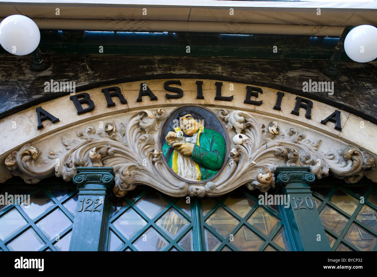 Lissabon, Portugal. "Ein Brasileira" berühmten Café im Chiado-Viertel Stockfoto