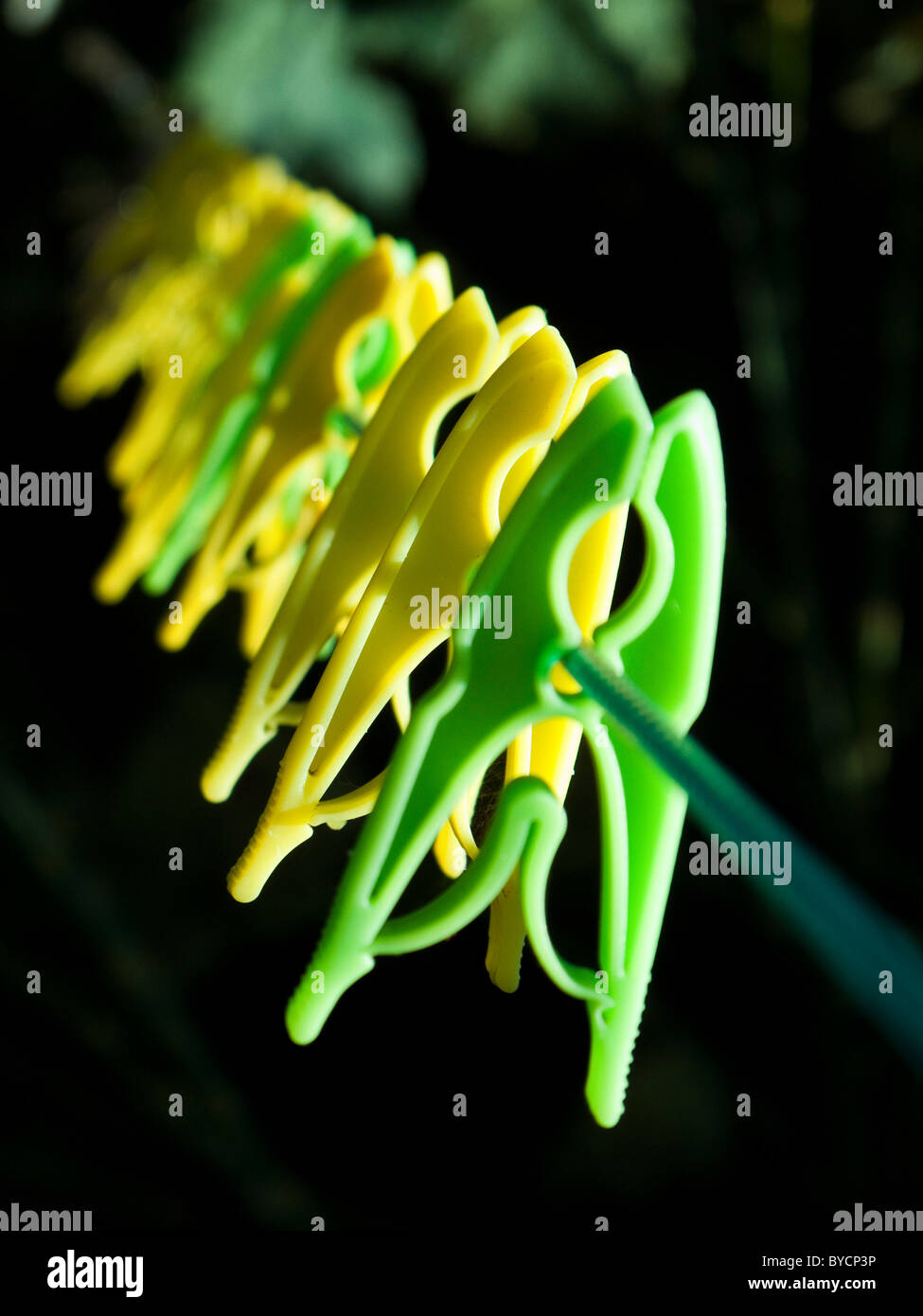 Wäscheklammern an die Wäscheleine Stockfoto