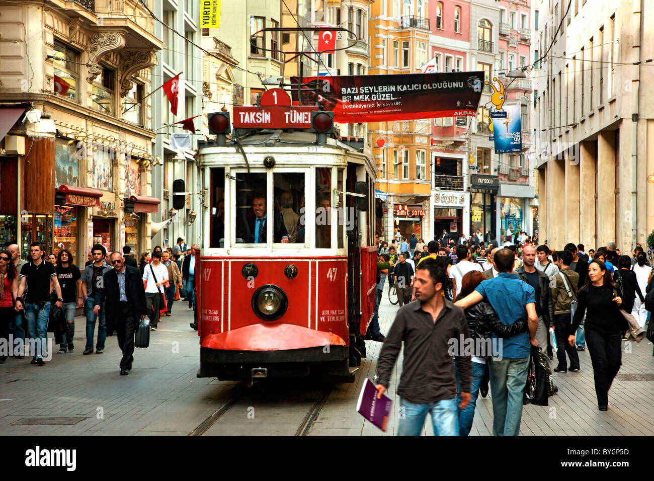 Der berühmte rote Straßenbahn der Istiklal Caddesi ("Straße"), die vom Taksim Platz an den Tunnel, Istanbul, Türkei geht Stockfoto