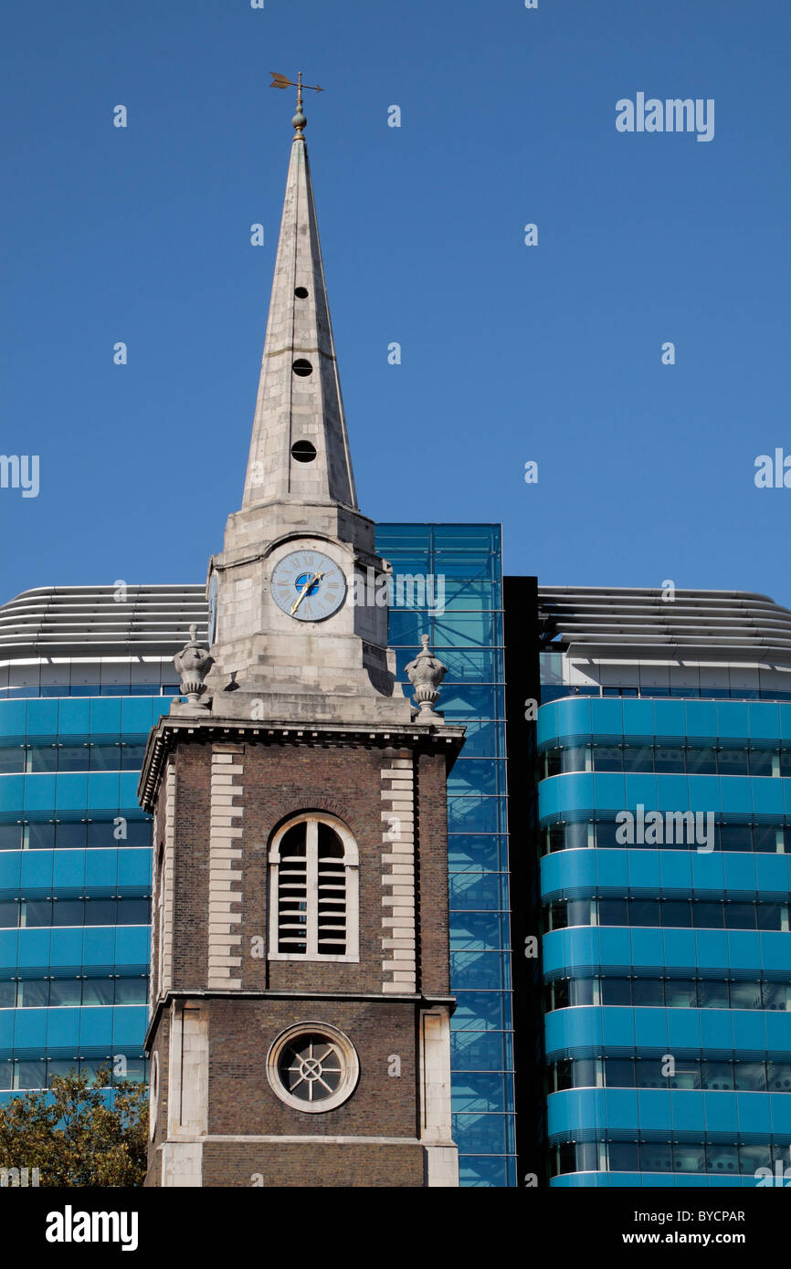 Kirche St. Botolph ohne Aldgate Heilige Dreifaltigkeit Minories Kirchturm mit modernen Gebäude hinter Aldgate, London, UK. Stockfoto