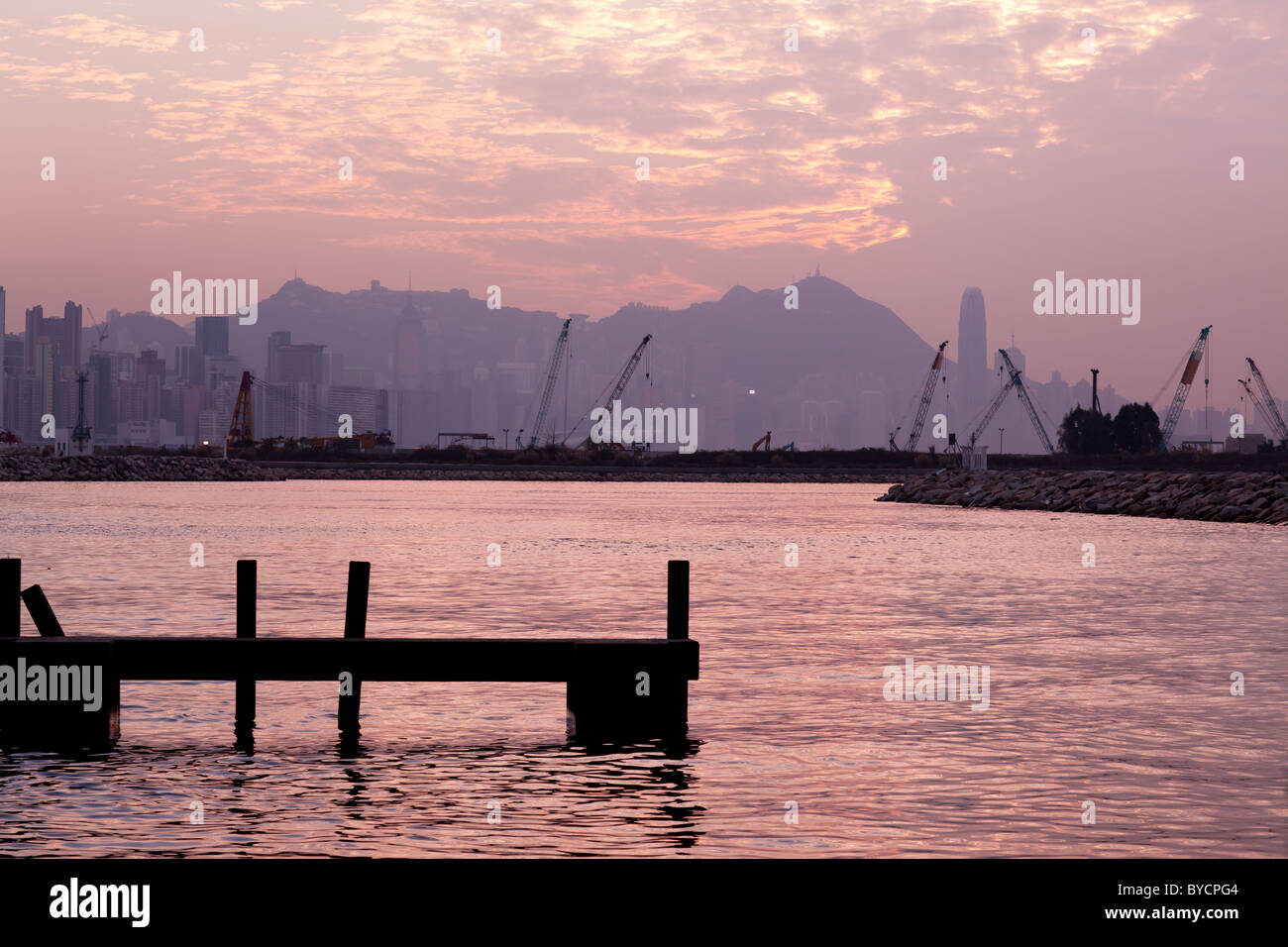 Hafen von Hongkong nach Sonnenuntergang Stockfoto