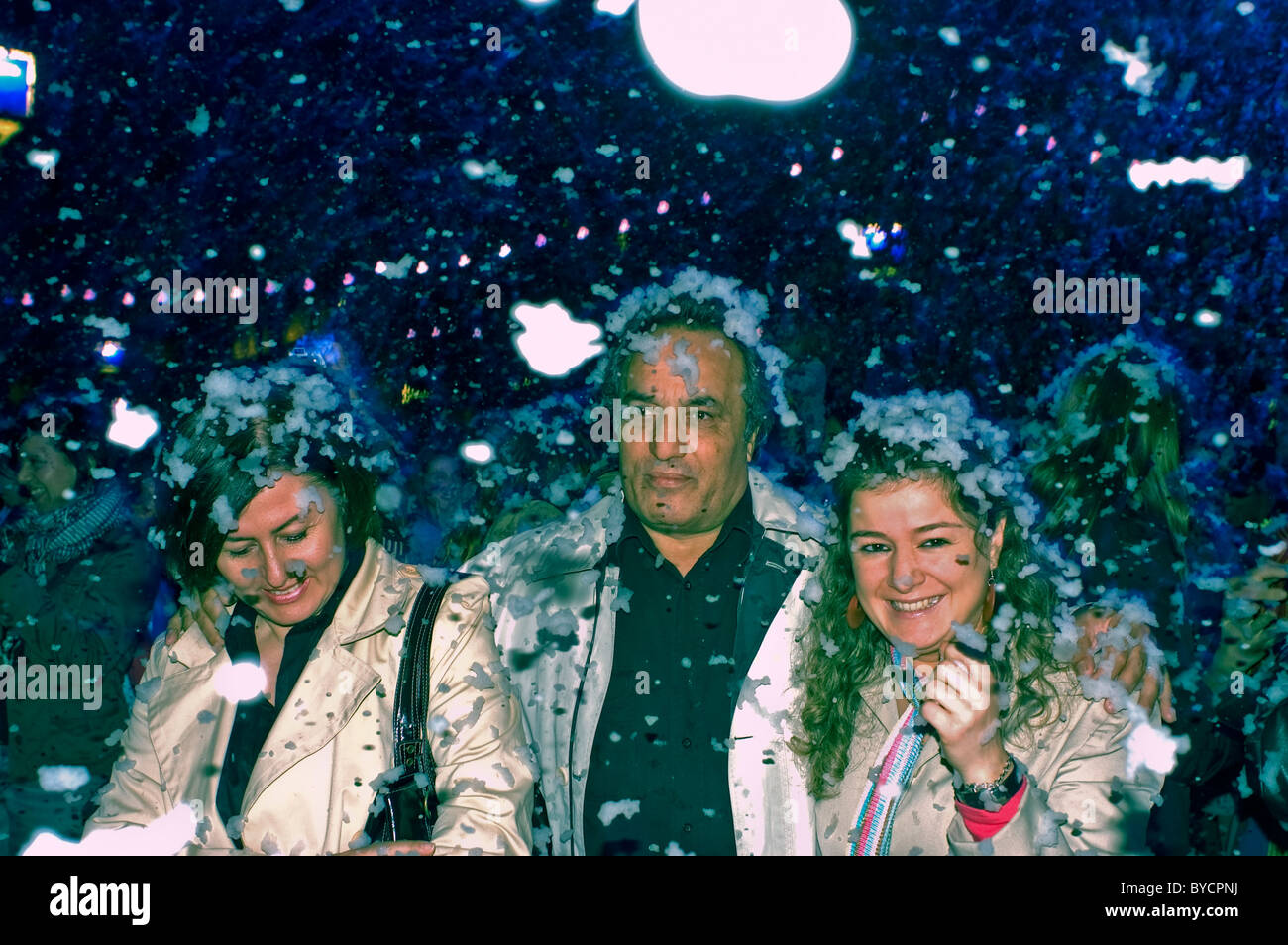 Paris, Frankreich - öffentliche Veranstaltungen - weiße Nacht "Nuit Blanche", Menschen tanzen auf Ball-("Bal Perdue" - von Pierre Ardouvin), Stockfoto