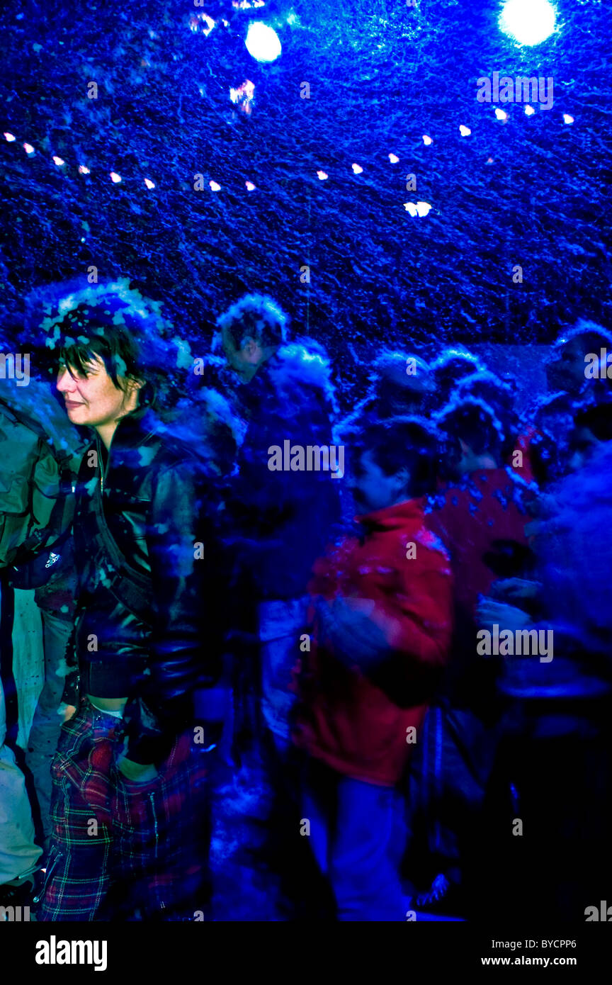 Paris, FRANKREICH - öffentliche Veranstaltungen - 'Nuit Blanche', Frau, die beim Ball tanzt - (Bal Perdue - von Pierre Ardouvin), mit künstlichem Schnee, tanzendem Mondlicht Stockfoto