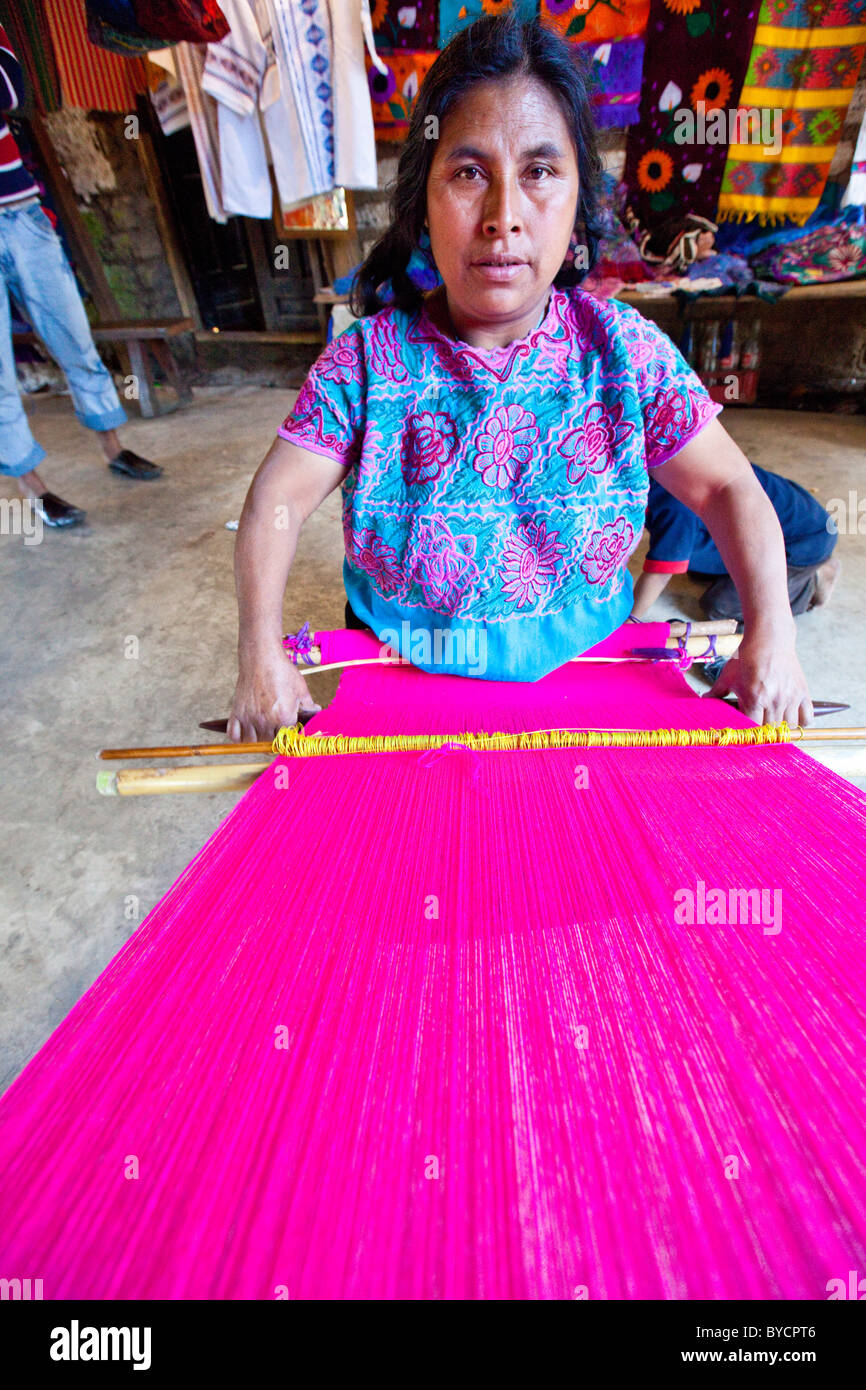 Frau, die Weberei in Zinacantán, Chiapas, Mexiko, 10 km außerhalb von San Cristobal de Las Casas Stockfoto