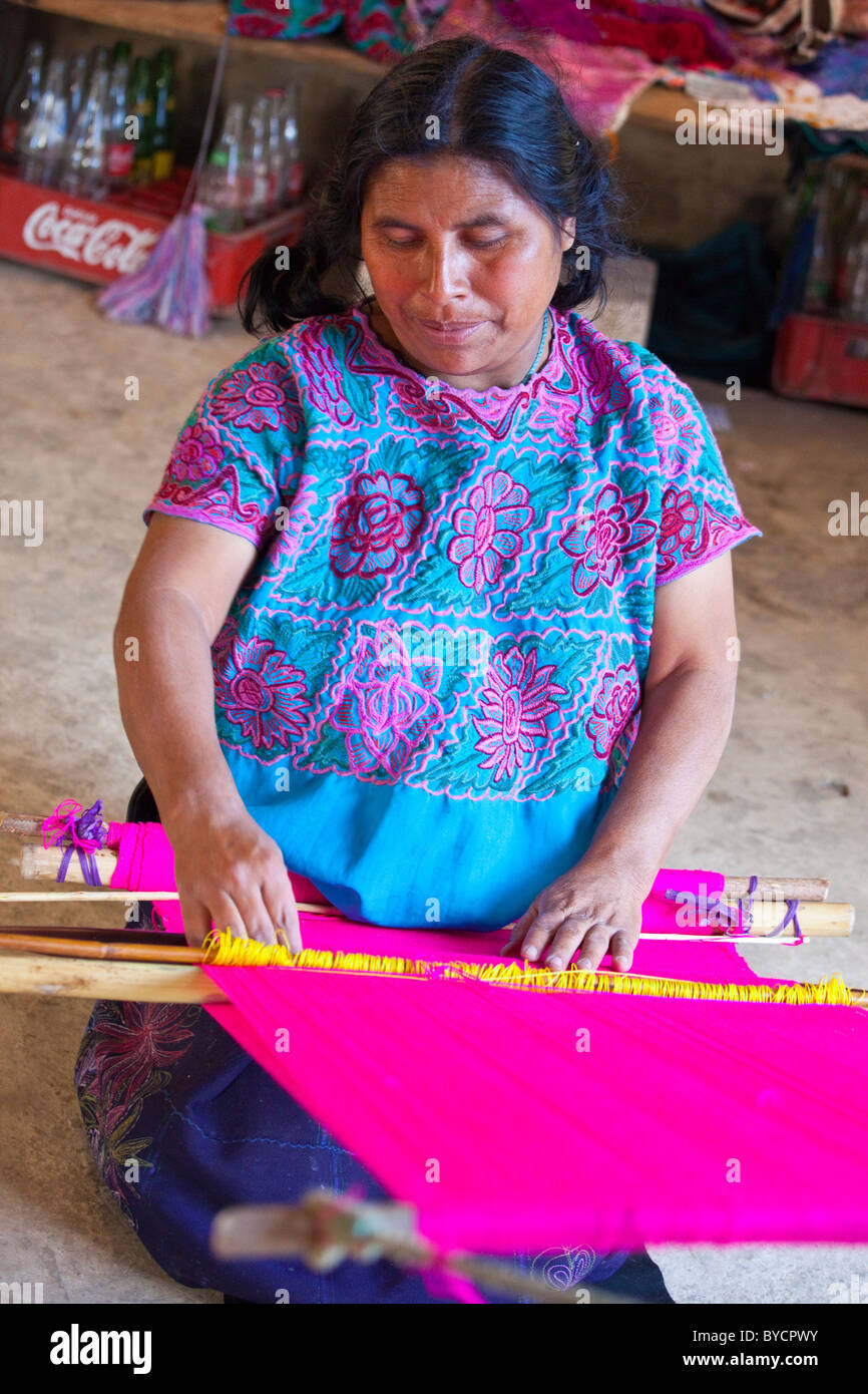 Frau, die Weberei in Zinacantán, Chiapas, Mexiko, 10 km außerhalb von San Cristobal de Las Casas Stockfoto