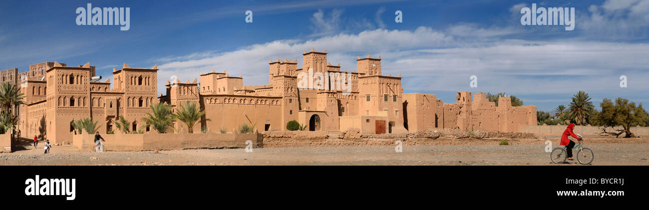 Breites Panorama von Ocker Erde und Stroh Festung Dorf Kasbah Amerhidil im skoura Oasis Palm Grove Dades Tal Marokko Stockfoto