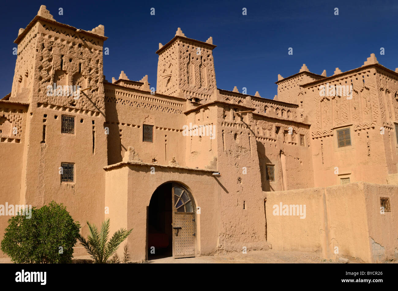 Eingang zum antiken Erbe Website Kasbah Amerhidl Schlamm und Stroh Gebäude in Skoura Oase Marokkos Stockfoto