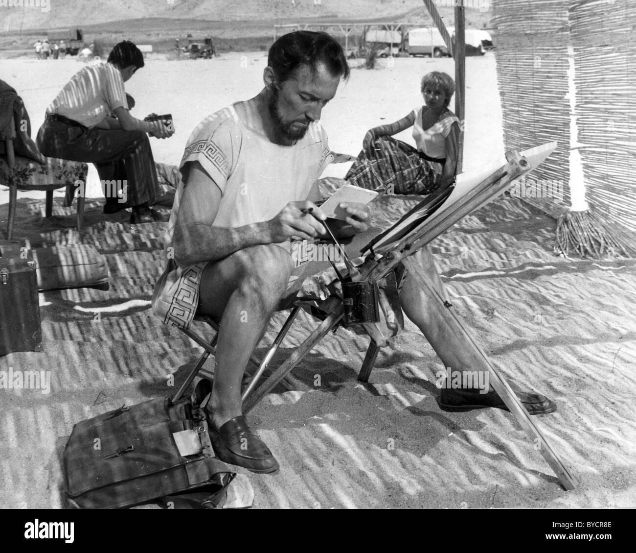 PETER CUSHING, britischer Schauspieler während einer Pause bei Dreharbeiten im Jahr 1956 Alexander der große in Spanien Stockfoto