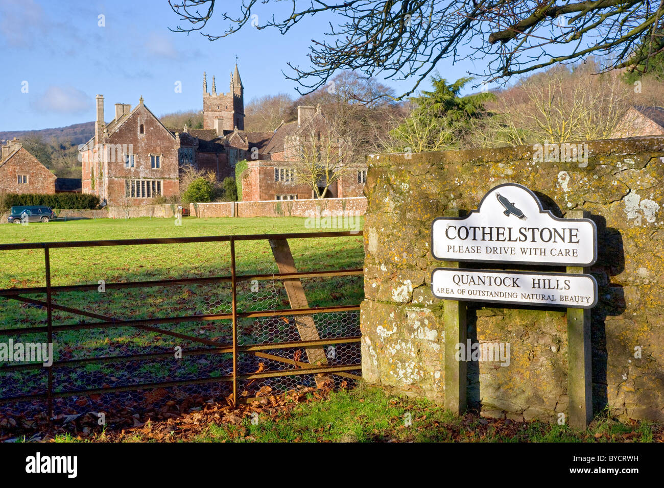 Straße Zeichen Kirche und Herrenhaus des kleinen Quantock Dorf von Cothelstone in der Nähe von Taunton in Somerset Stockfoto
