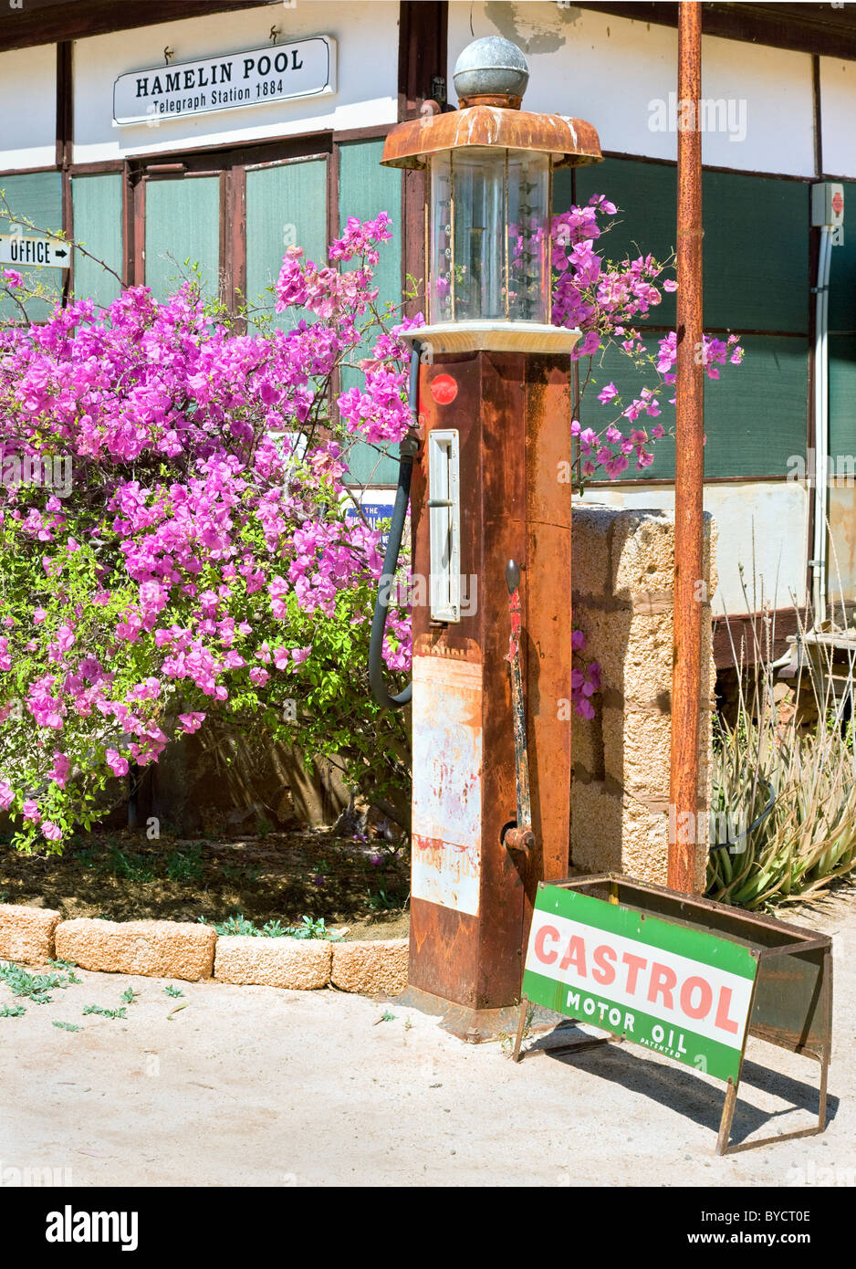 Alte verrostete Benzin-Zapfsäule und Castrol Schild am Hamelin Pool telegraph Station in Western Australia Stockfoto