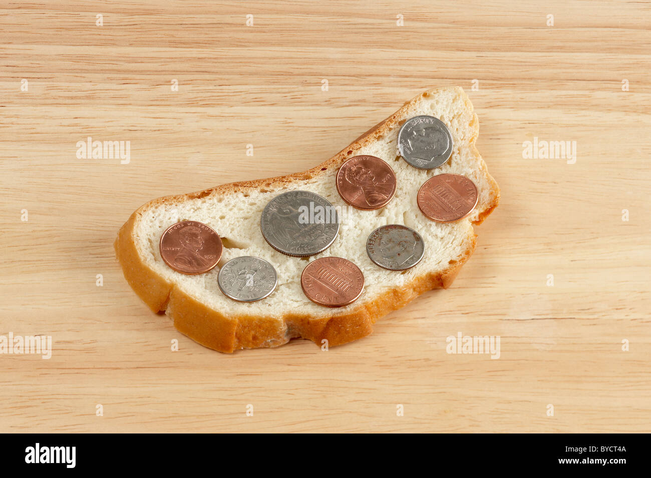 Scheibe altes Brot mit uns Münzen auf. Stockfoto