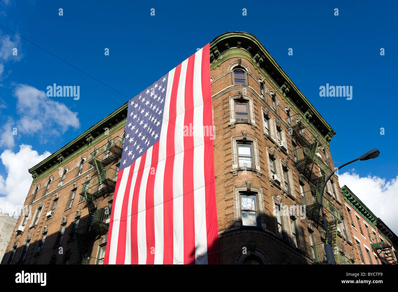 Stars and Stripes American Flag drapiert über Seite eines Gebäudes, New York City, USA Stockfoto