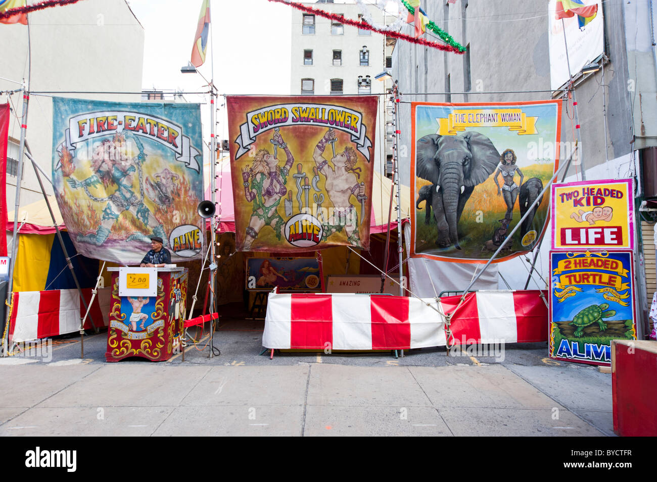 Freak-Show in der Mulberry Street in Little Italy, New York City, America, USA Stockfoto